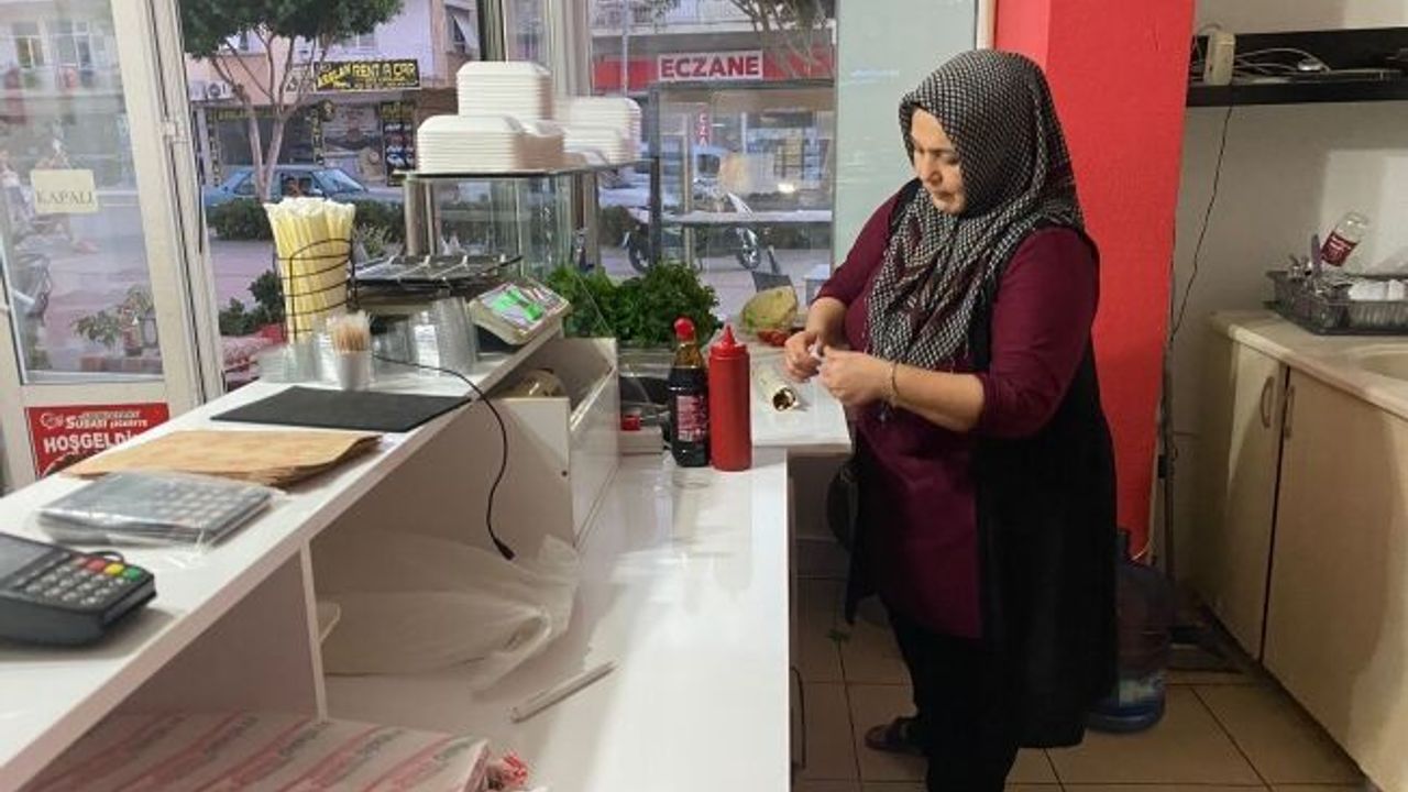 Küçük kız çocuğunu annesini çağırmasını isteyerek dışarı çıkartan hırsızlar, girdikleri dükkanı soydu