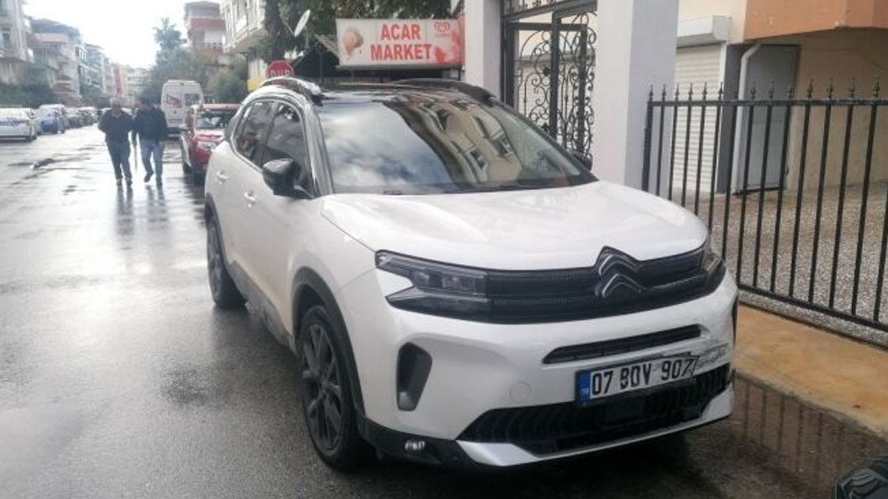 'Dur' levhasına uymayan sürücüler caddeyi çarpışan otomobillere çevirdi