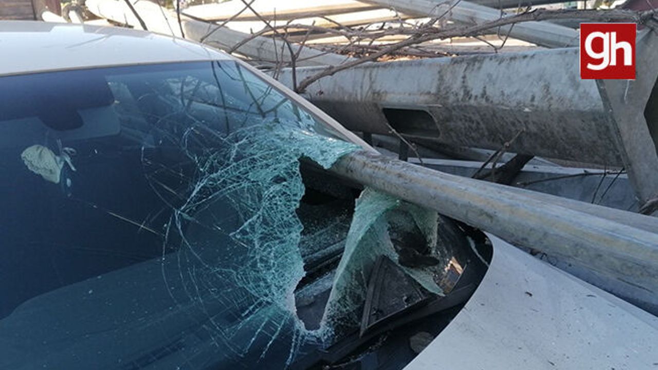  Tırın üzerindeki demir direkler otomobillerin üzerine devrildi