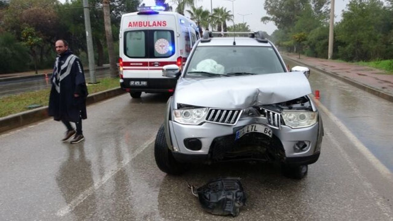 Yolda kayan kamyonet refüjdeki palmiyeye çarptı!