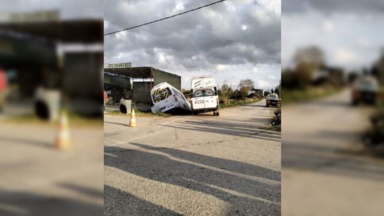 Antalya'da öğrenci ve işçi servisleri çarpıştı: 9 yaralı