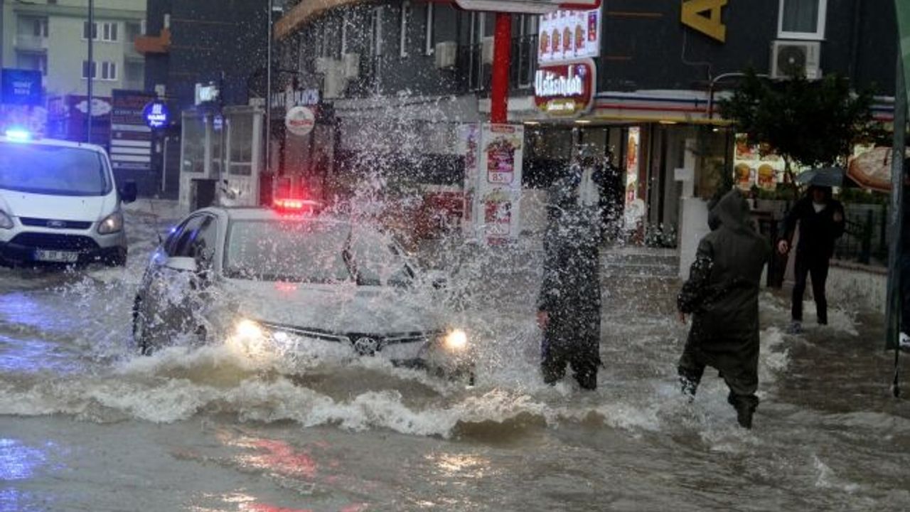 Antalya'da sağanak yağış yolları nehre çevirdi
