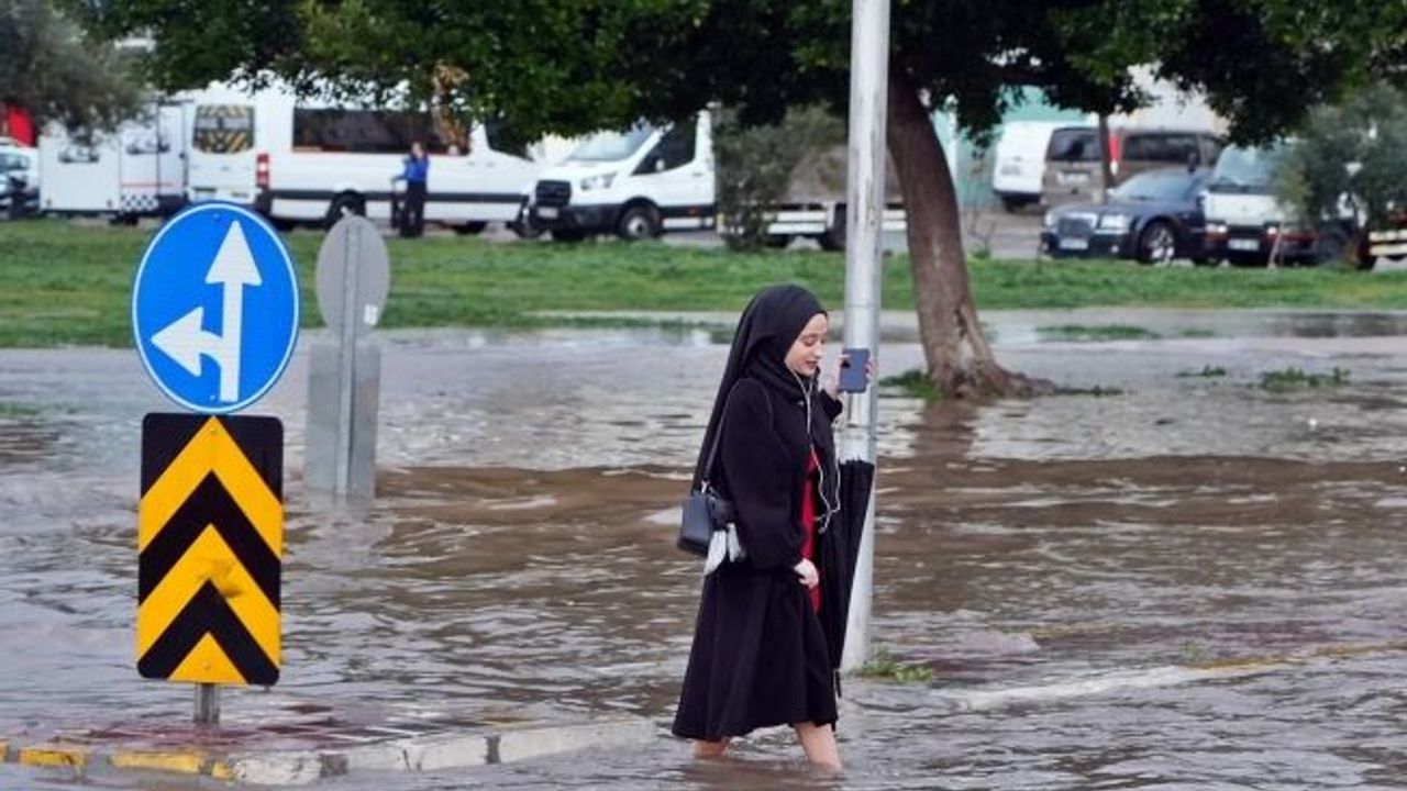 Antalya’da sağanak iş çıkışı bastırdı, hayat felç oldu