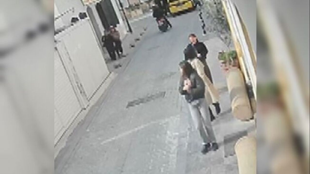 Taksi sürücüsünün, motosiklet sürücüsüne dehşeti yaşattığı anlar!