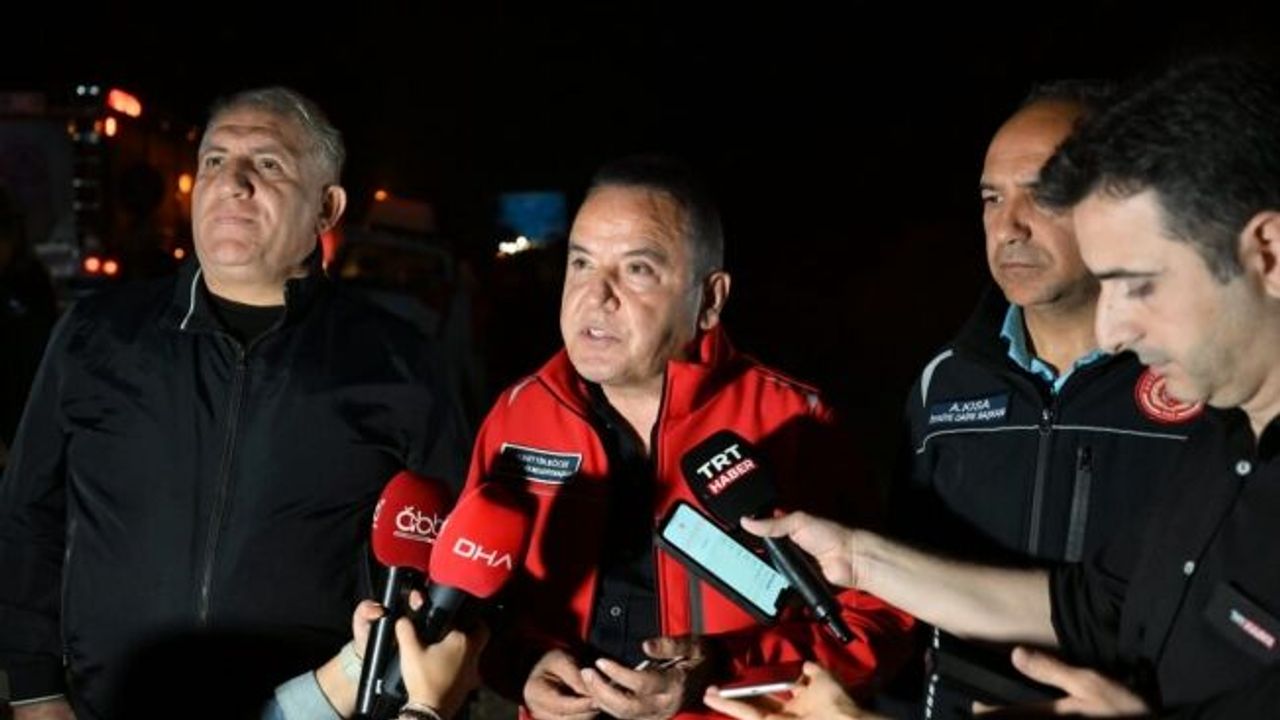 Başkan Böcek: "Teleferikteki 25 kabinde 184 vatandaşımızı kurtarma çalışmaları sürüyor"