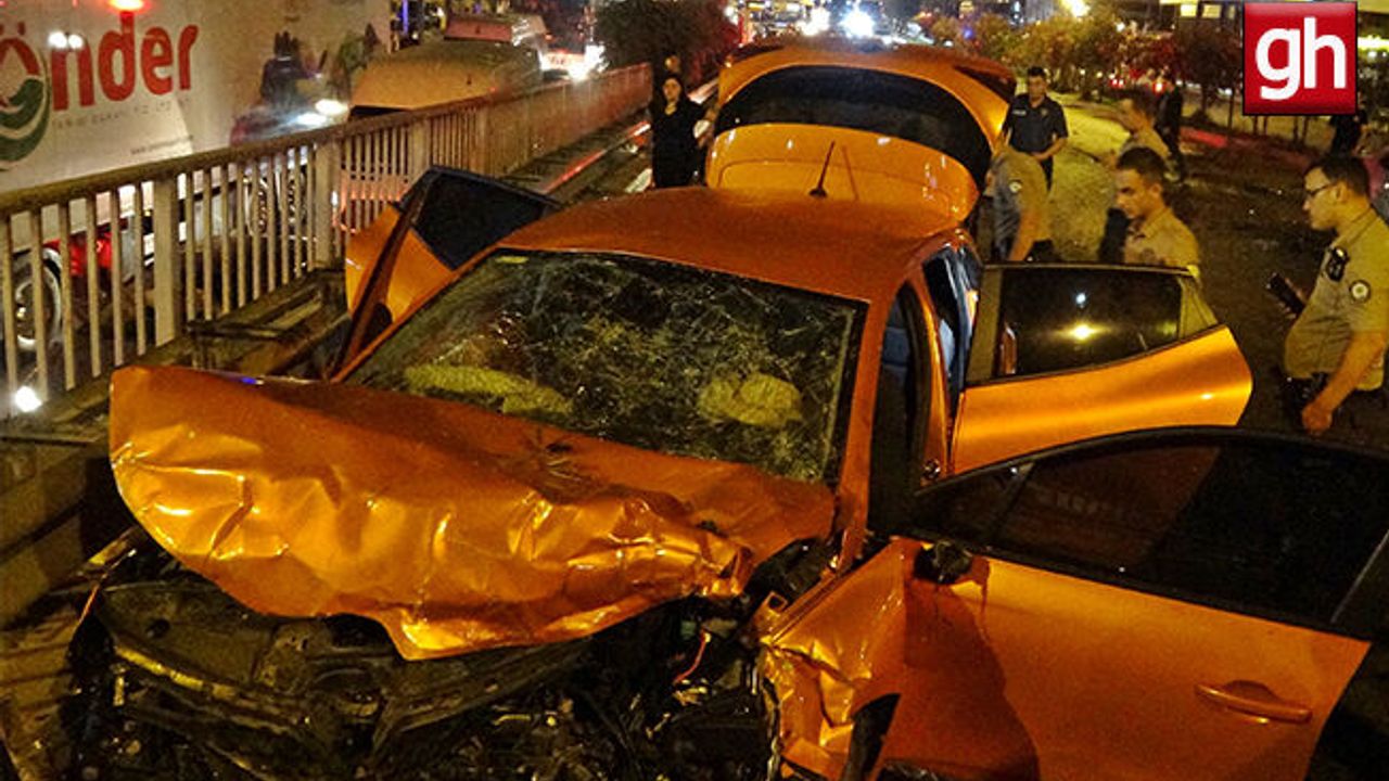  İki otomobil kafa kafaya çarpıştı, parçaları birbirine karıştı!