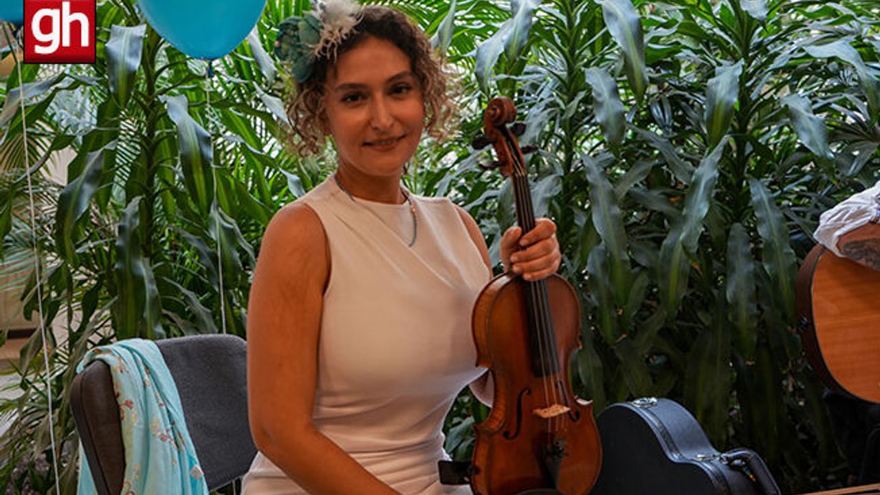  Yumurtalık kanserini yenen keman sanatçısı hastanede moral konseri verdi