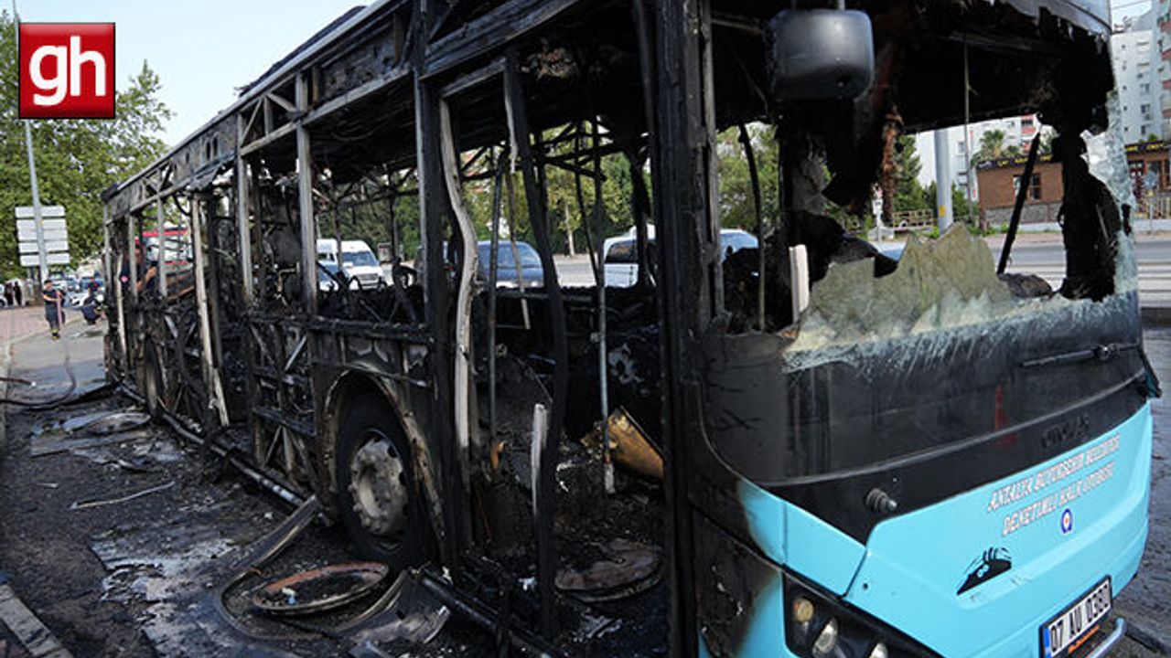  Antalya'da yanan halk otobüsünden geriye hurda yığını kaldı