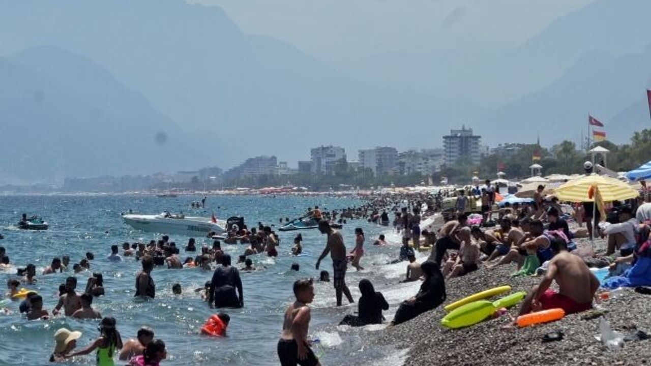Antalya sahillerinde bayram yoğunluğu artarak devam ediyor