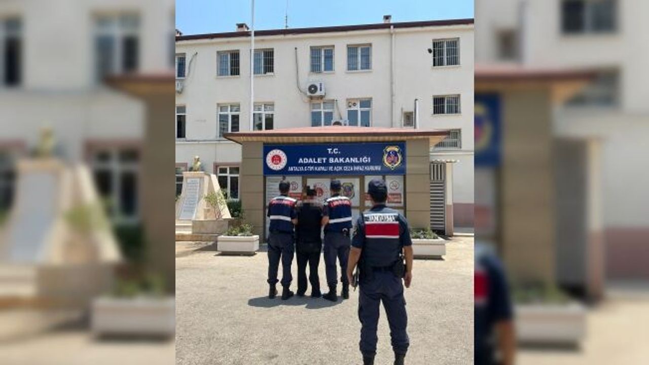 Antalya’da 22,5 yıl kesinleşmiş hapis cezası ile aranan şahıs, operasyonla yakalandı