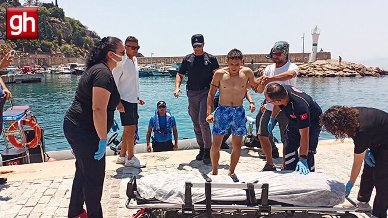 Balık tutarken kayalıklardan düşen genci deniz polisi kurtardı
