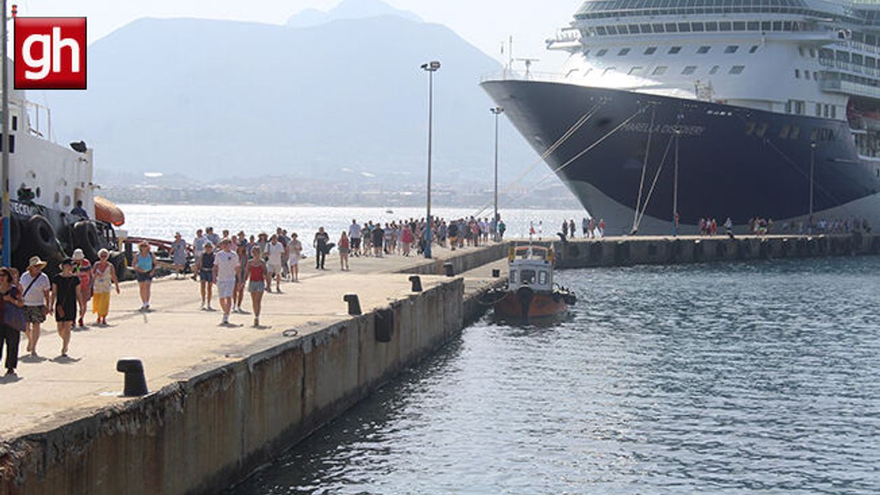  İngiliz turistleri taşıyan yolcu gemisi Alanya'da demirledi