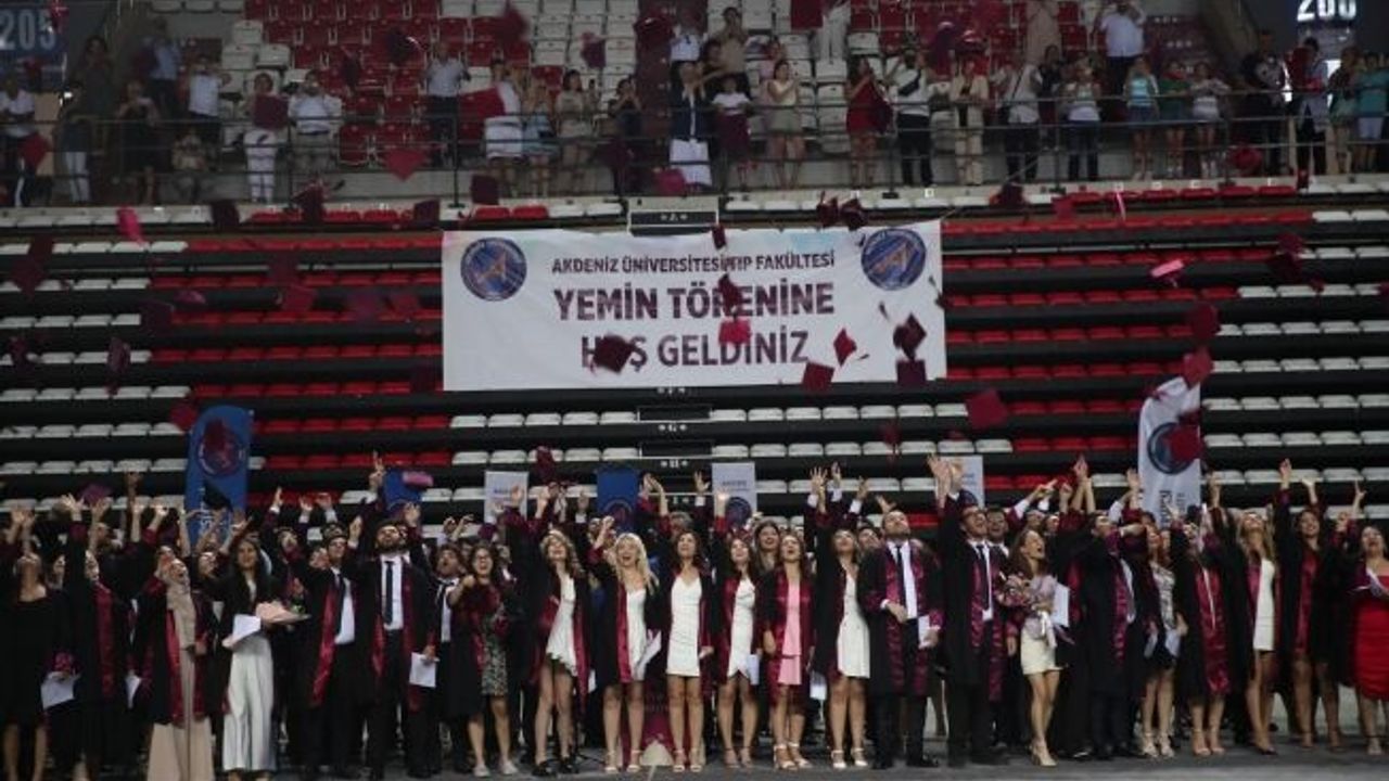 Akdeniz Üniversitesi’nde 293 genç hekim yemin etti
