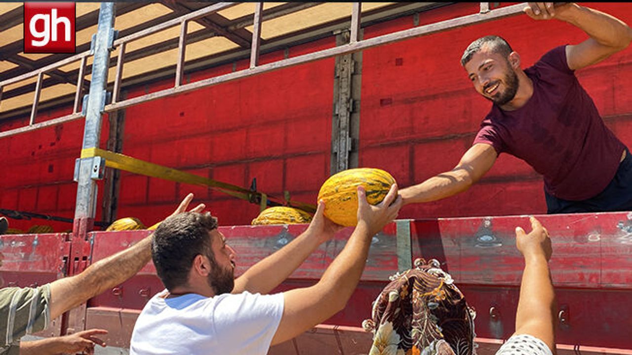 Hal esnafı düşük fiyat verince 20 ton kavunu vatandaşa ücretsiz dağıttı