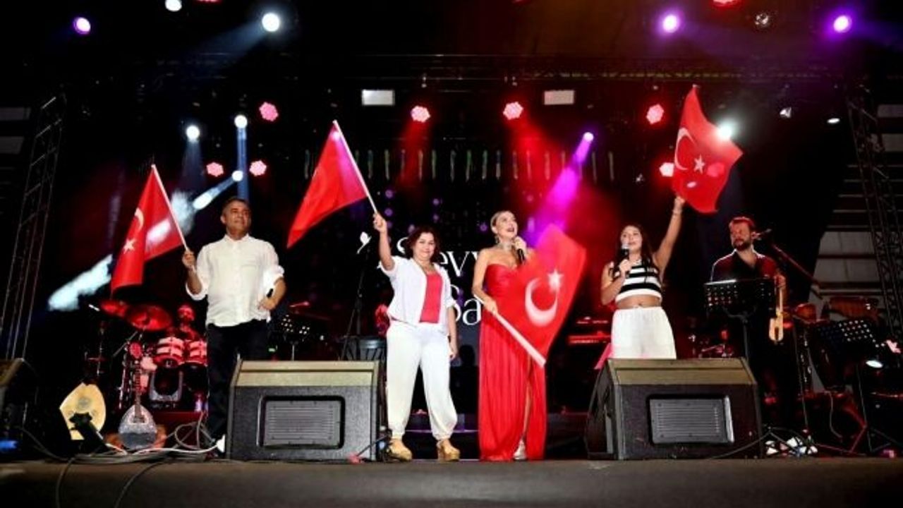 Şevval Sam Manavgat'ta sahne aldı
