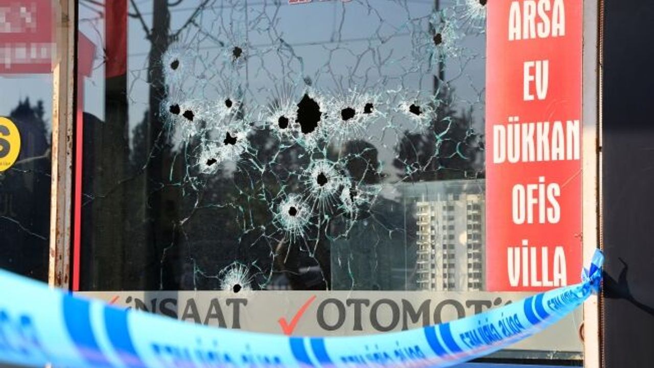 Antalya'da bir işyeri kurşunlandı, yol savaş alanına döndü