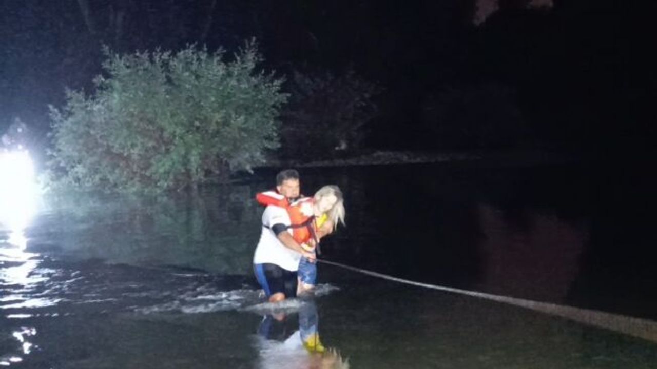 Irmak içindeki adacıkta uyuyakaldılar, su seviyesi yükselince de mahsur kaldılar