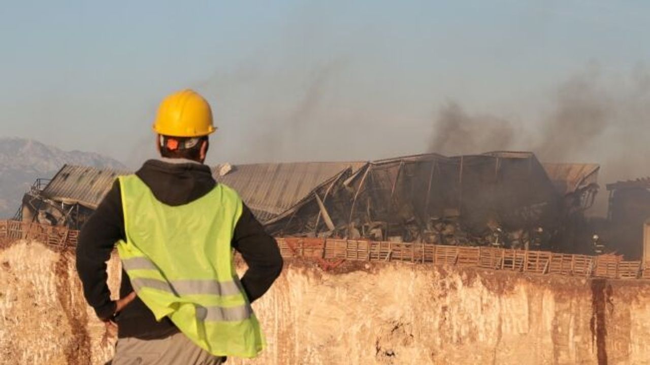 Aksu'da otluk alan yangın... İşçiler canını zor kurtardı!