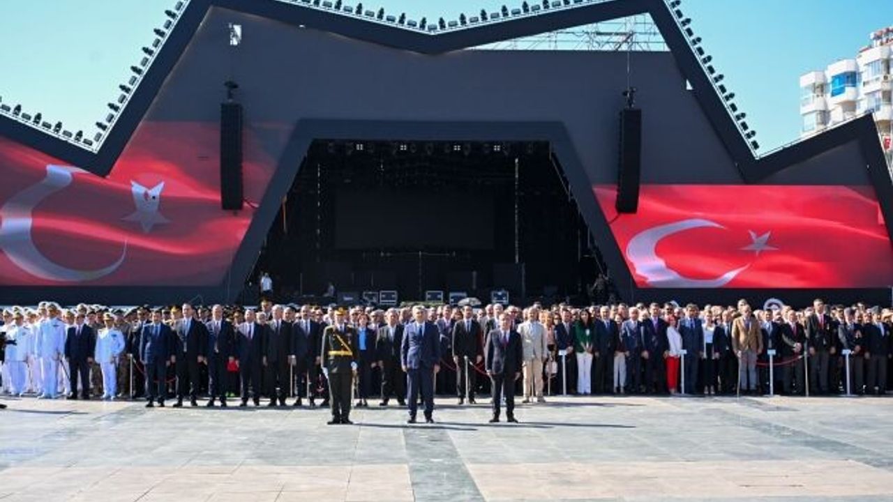Cumhuriyet'in 101'inci yılı kutlamaları çelenk sunumuyla başladı