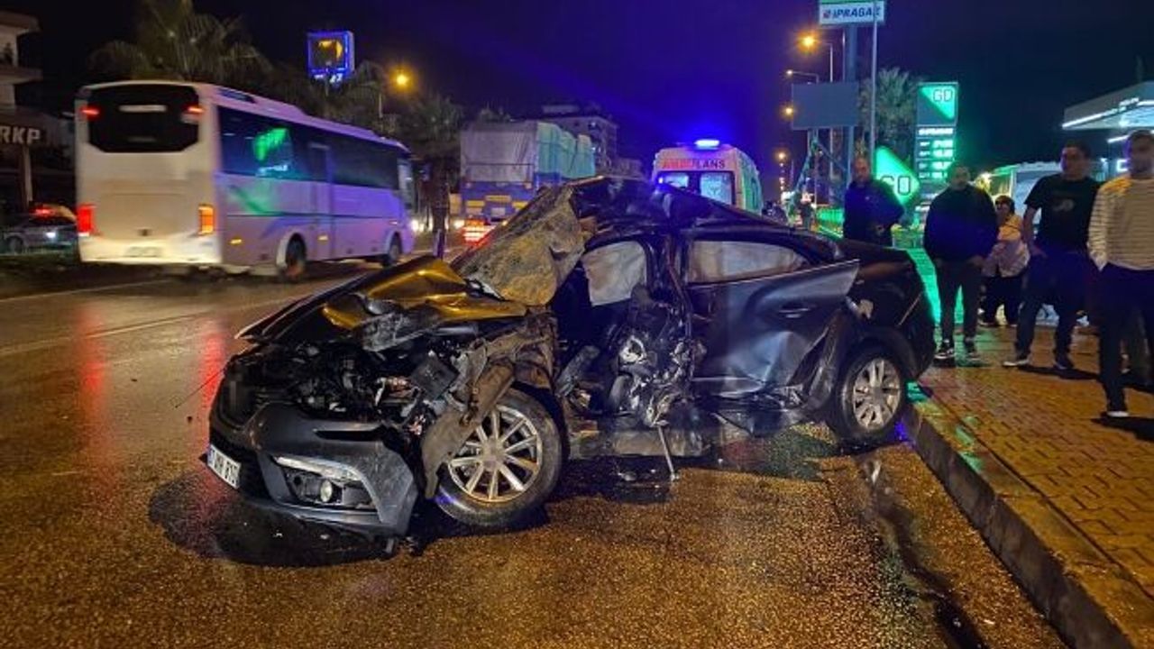 Antalya'da tur otobüsü otomobille çarpıştı: 20 yaşındaki sürücü hayatını kaybetti
