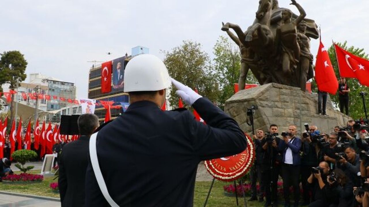 Atatürk için karada ve denizde saygı duruşu