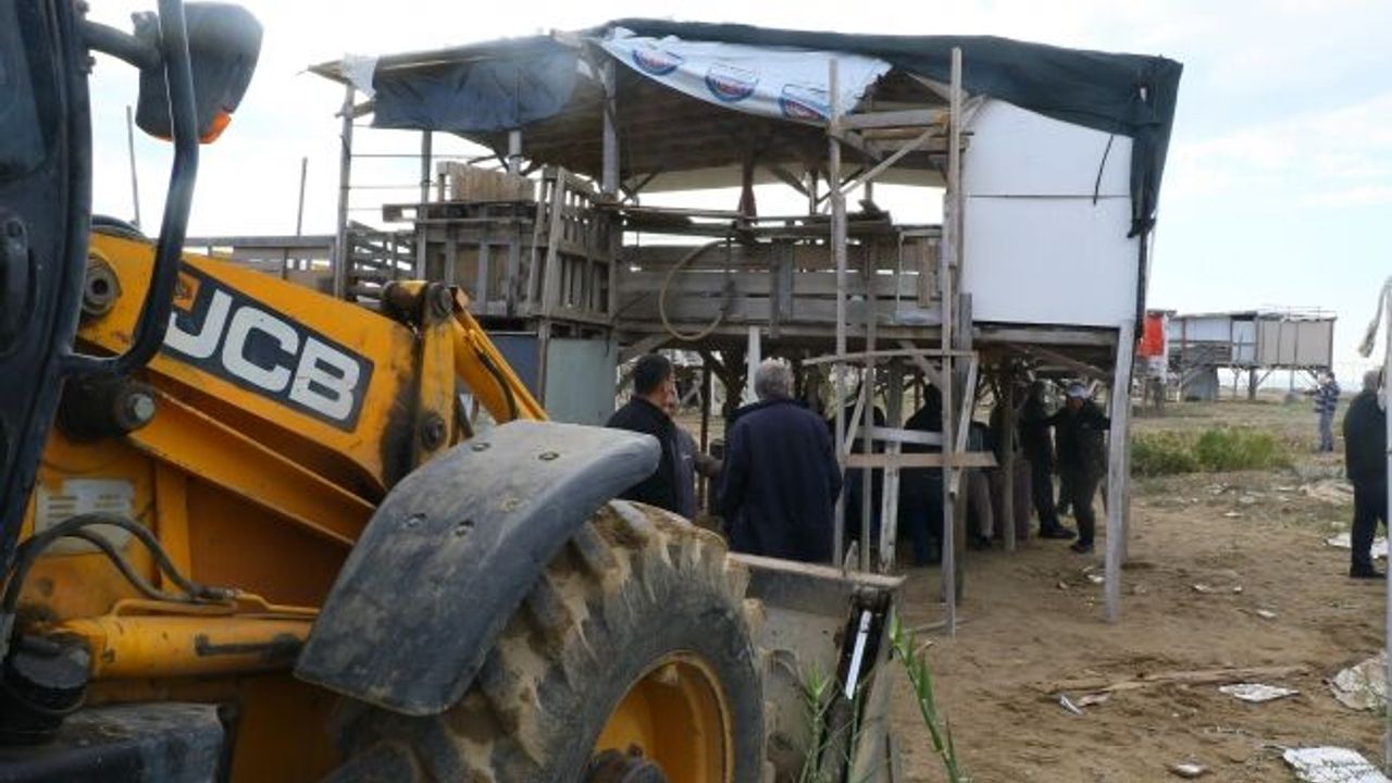 Denize sıfır çardaklar yine yıkılamadı!