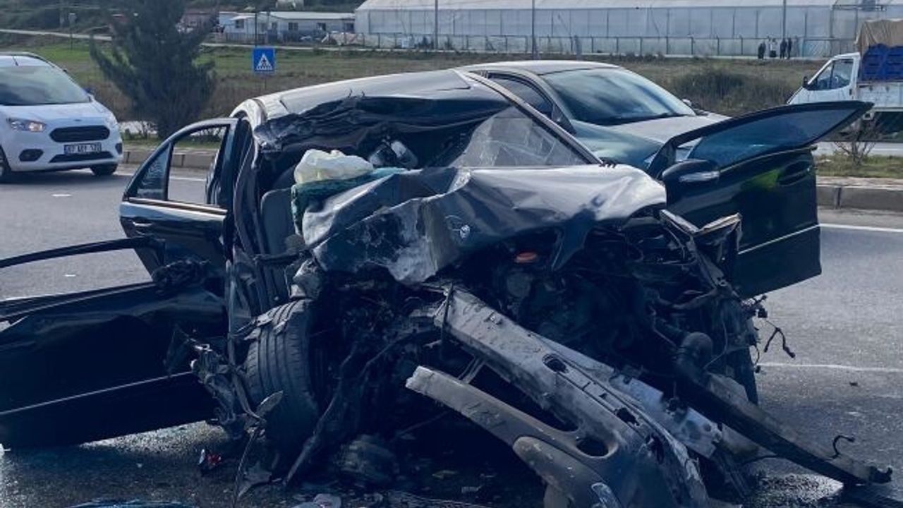  Aksu'da tırla çarpışan otomobil hurdaya döndü: 3 yaralı