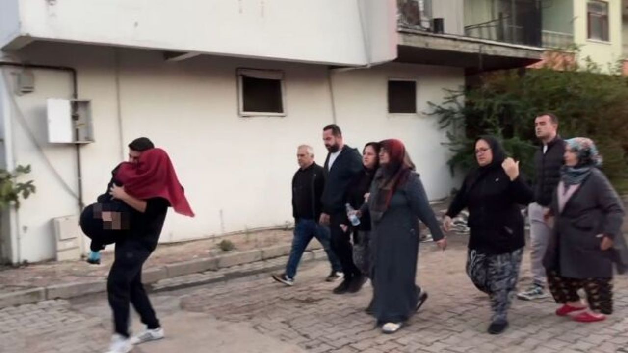 Alev alev yanan ev küle döndü, fenalık geçiren kardeşini kucağında taşıdı