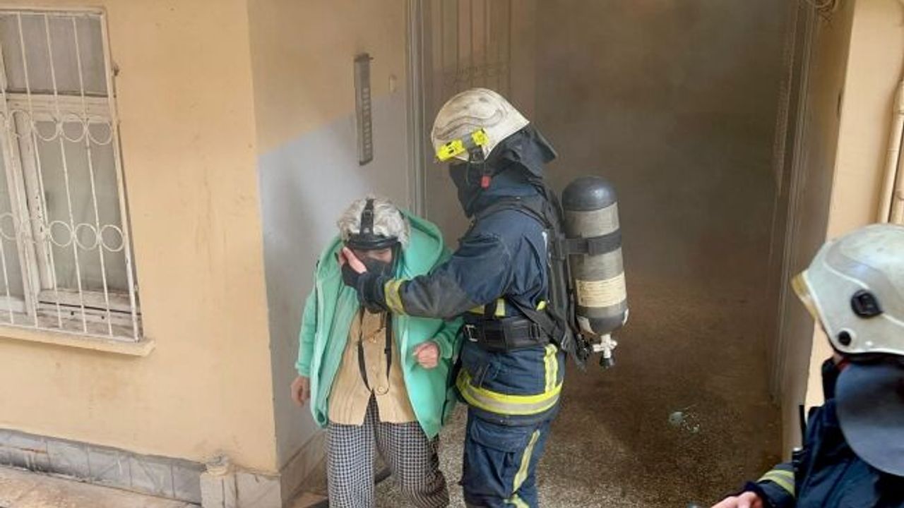 Dumanlar arasında kalan yaşlı kadına itfaiye nefes oldu