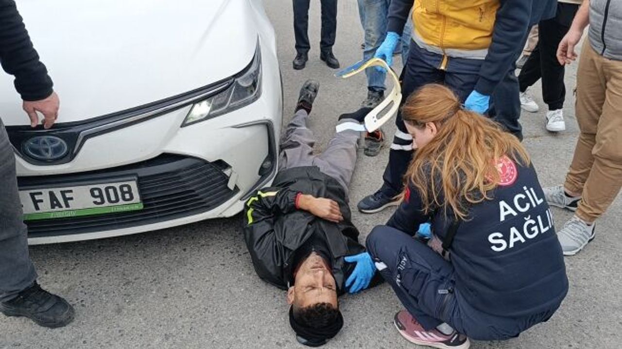 İki araçla birden çarpışan motosiklet sürücüsü ölümden döndü