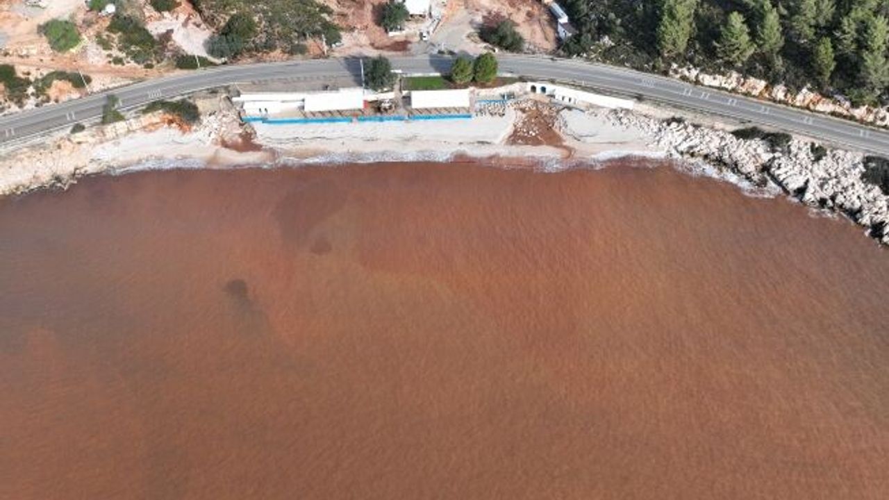 Sağanak sonrası deniz çamur rengine dönüştü