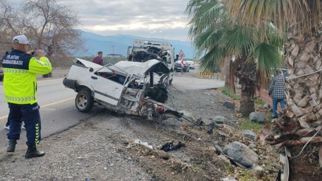 Ağaca çarpan Tofaş ikiye bölündü!