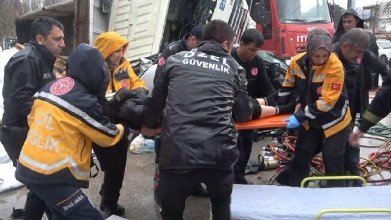 Gübre yüklü kamyonu  otomobilin üzerine devrildi