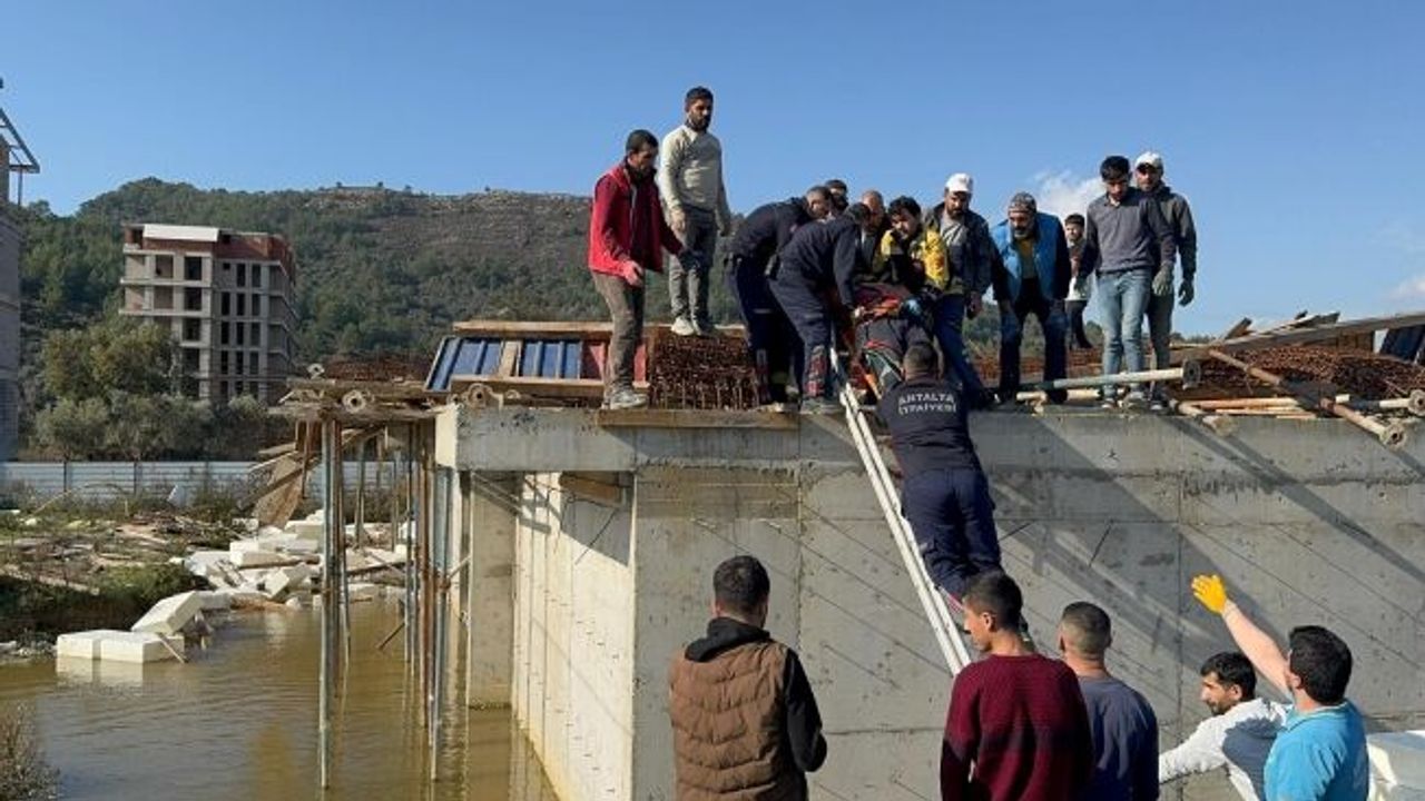 İnşaat halindeki binada kalıplar göçtü: 3 işçi yaralandı
