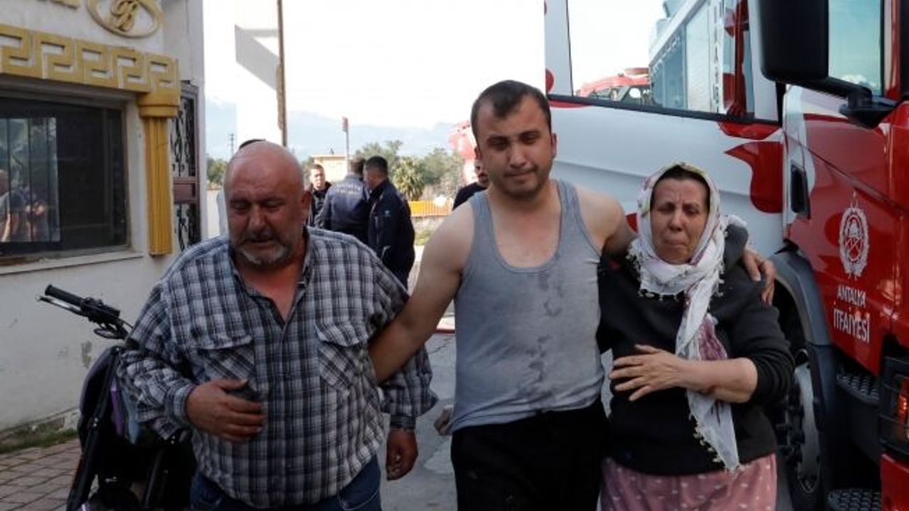 Anne-babasını son anda dışarı çıkardı