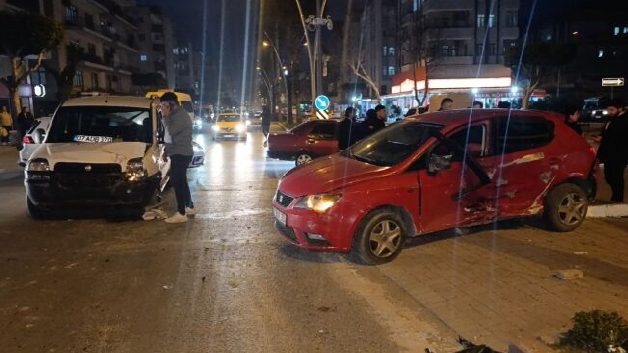 Antalya'da hafif ticari araçla otomobil çarpıştı: 3 yaralı