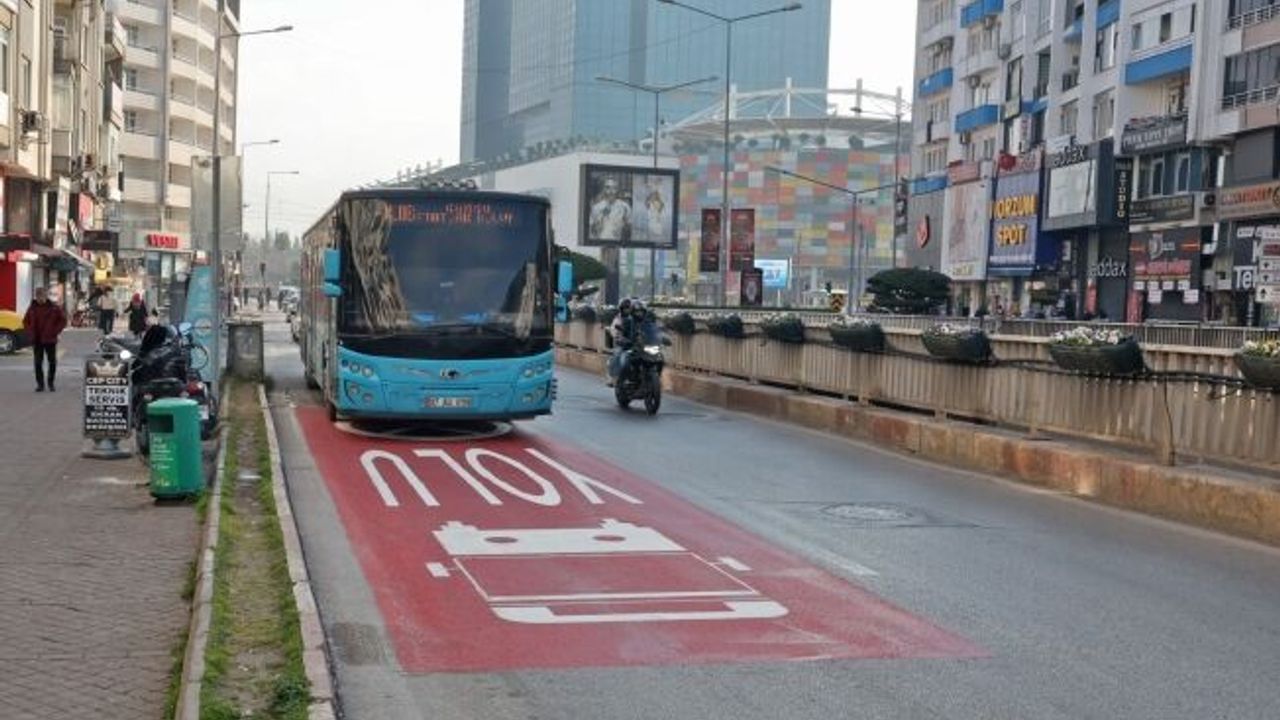 Antalya'da trafikte halk otobüslerine özel şerit uygulaması başladı