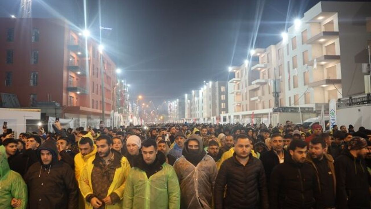 Asrın felaketinin 2'nci yıl dönümünde Hatay'da binlerce vatandaş sessiz yürüyüş gerçekleştirdi