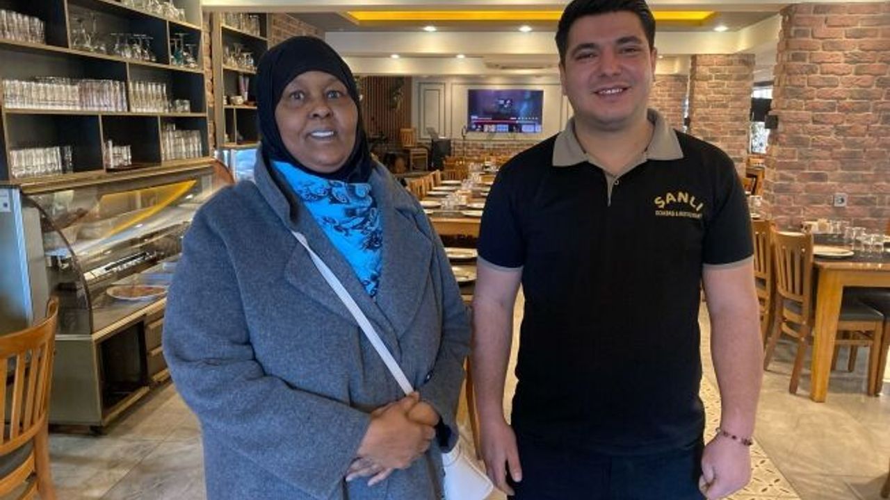 Nefes borusuna yiyecek takılan İngiliz turisti, garson kurtardı!