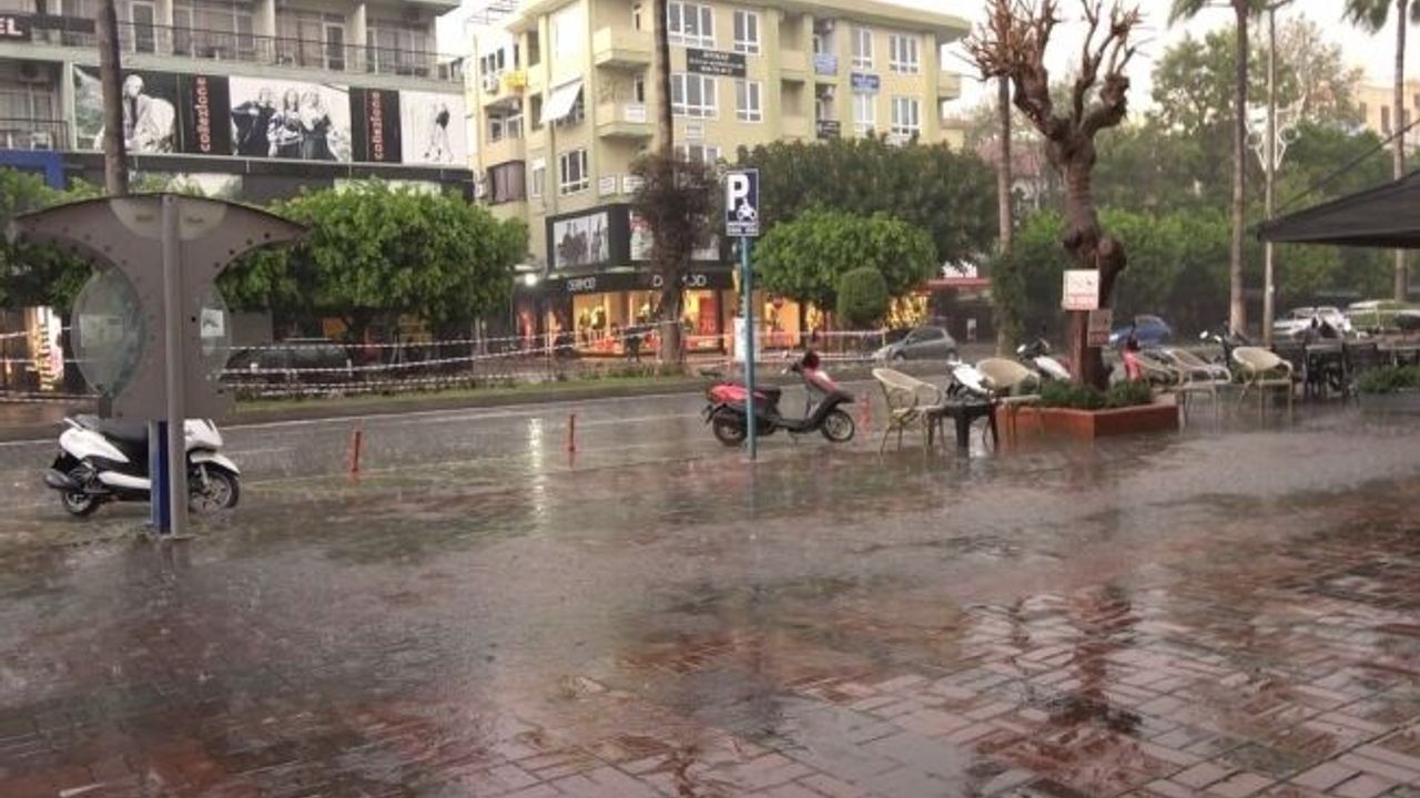  Alanya'da sabah saatlerinde yağış etkili oldu