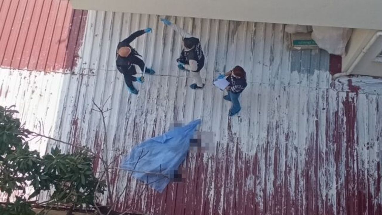 Apartmanın 3'ncü katından zemin katın çatısına düştü!