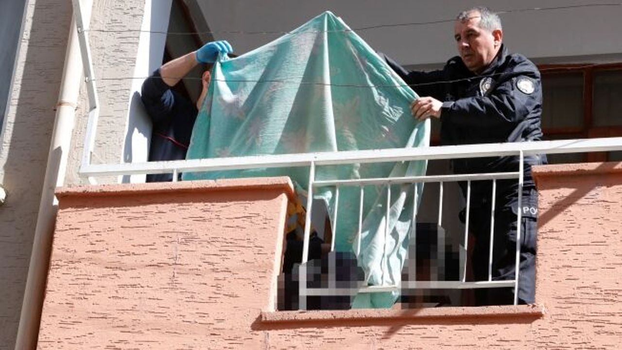 Güneşlenmek için çıktığı balkonda ölü bulundu