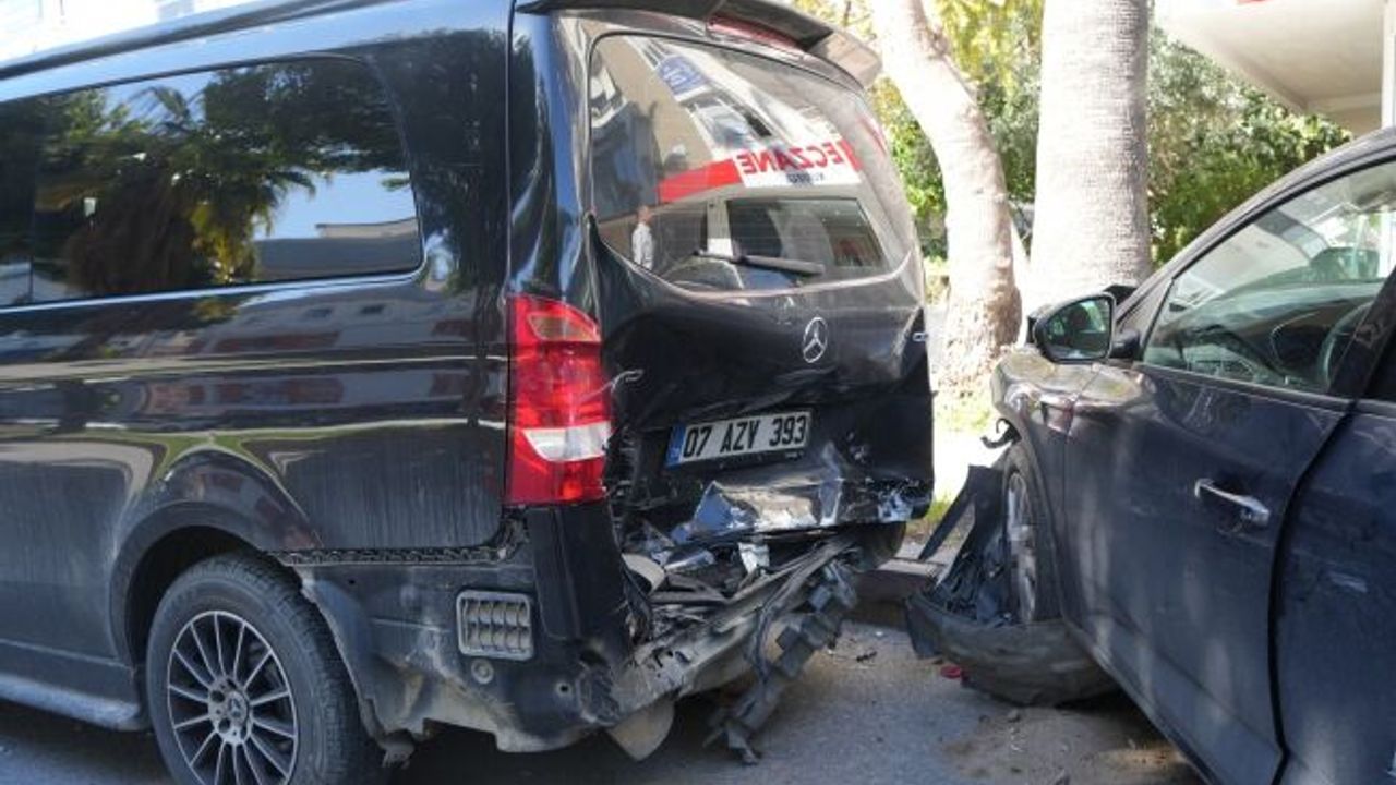 Halk otobüsü araçlara çarptı ortalık savaş alanına döndü!