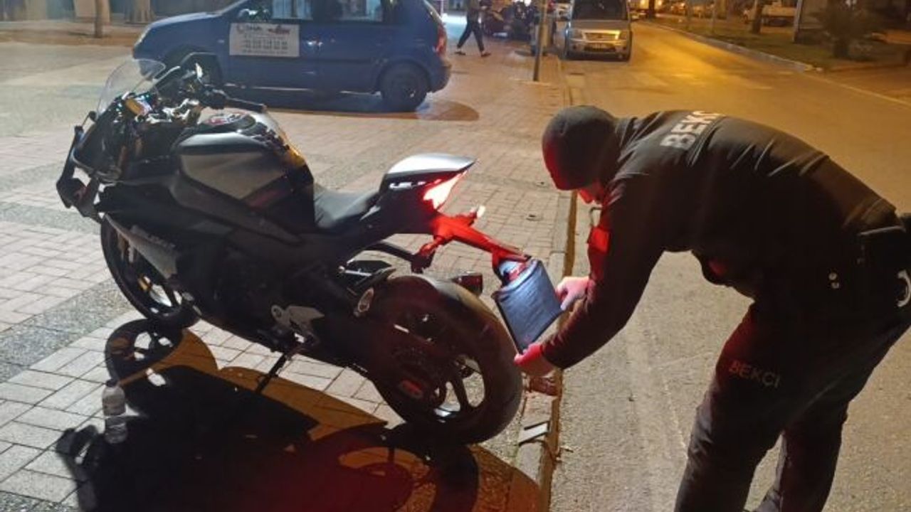 Motosikletin plakasını bereyle kapattı... Ceza yedi!