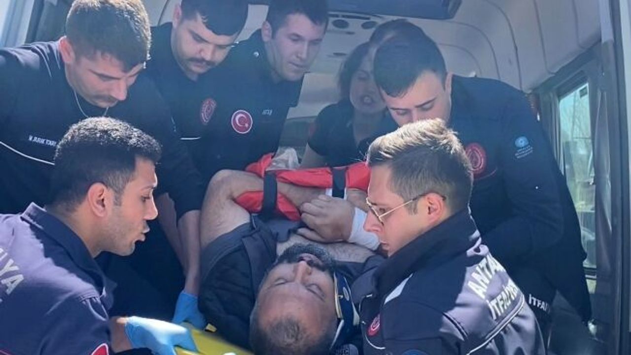  Tur minibüsü ile su tankerine çarpıştı, sıkışan sürücü 3 saatte kurtarıldı