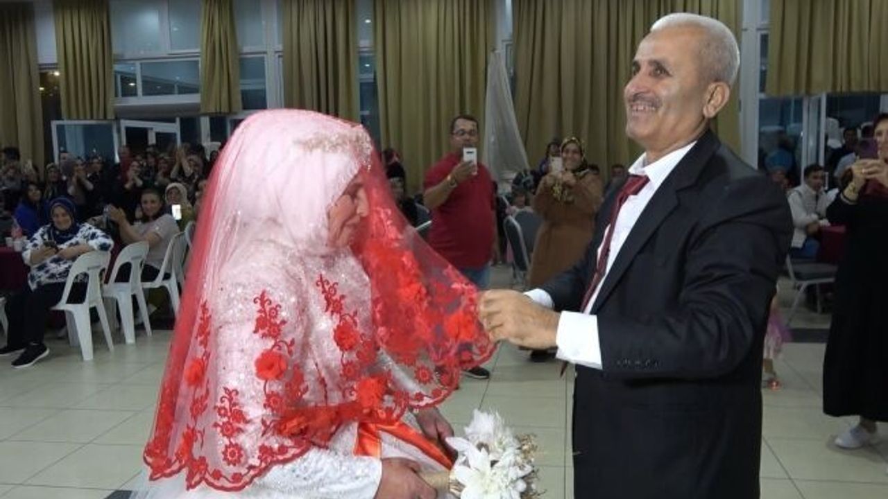  33 yıl sonra gelinlik ve damatlık giydiler