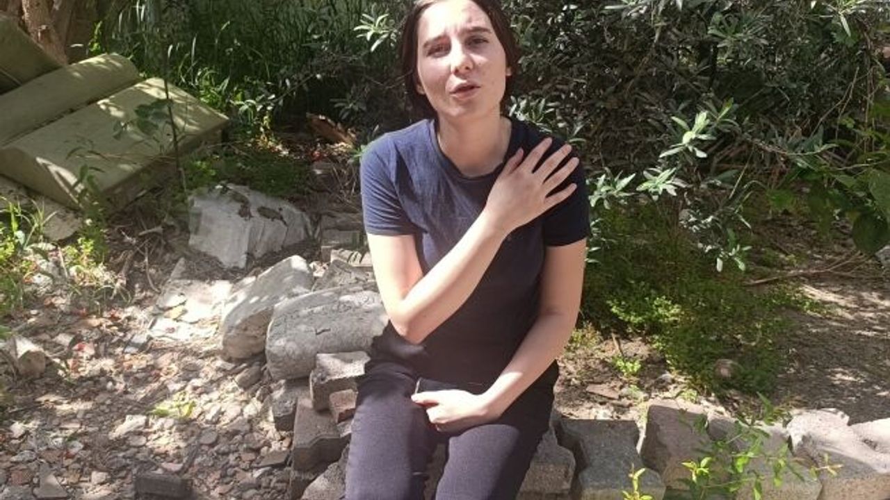 Genç kız yorgun mermiyle vuruldu!