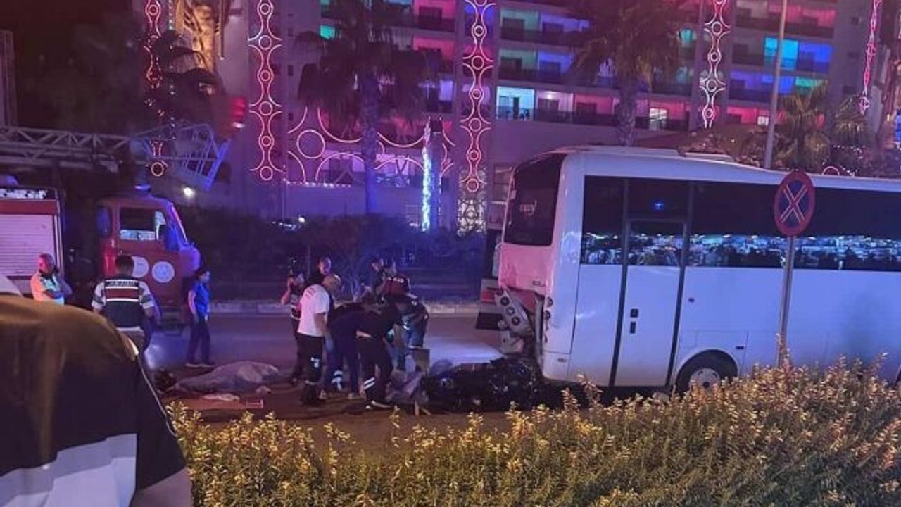  Park halindeki midibüse çarpan motosikletteki 2 genç hayatını kaybetti