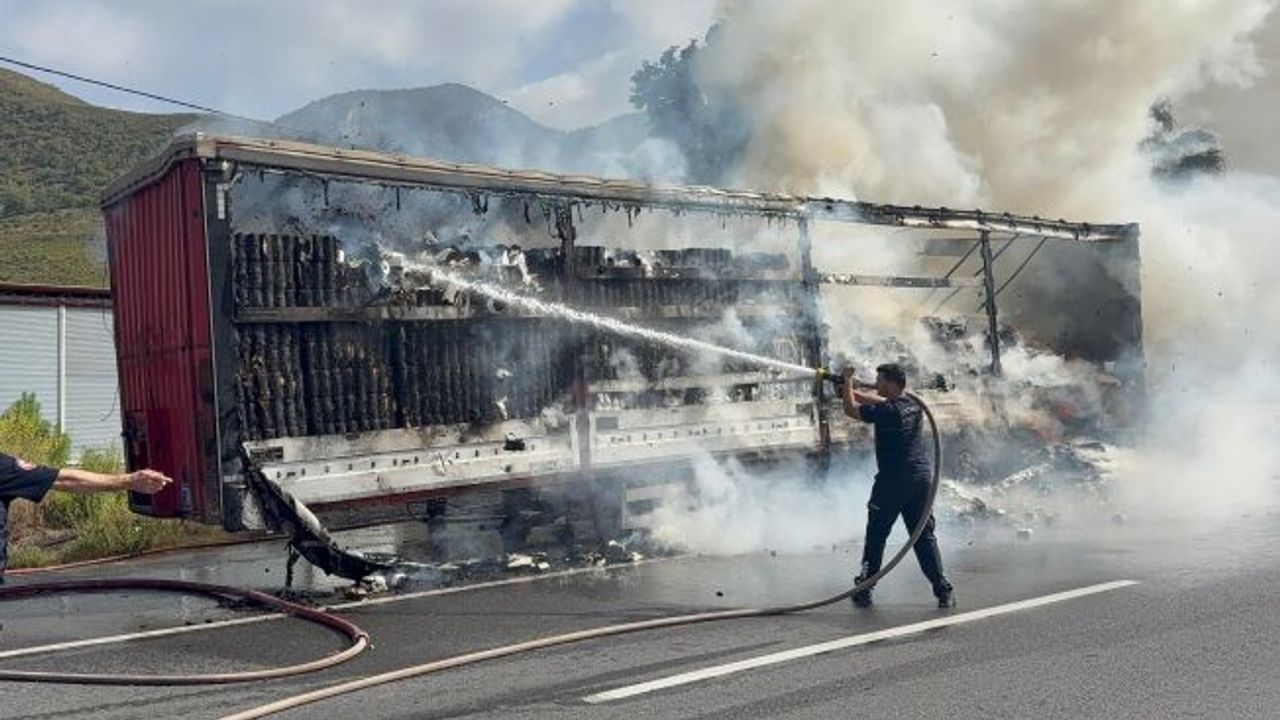 Peçete yüklü tır alev alev yandı!