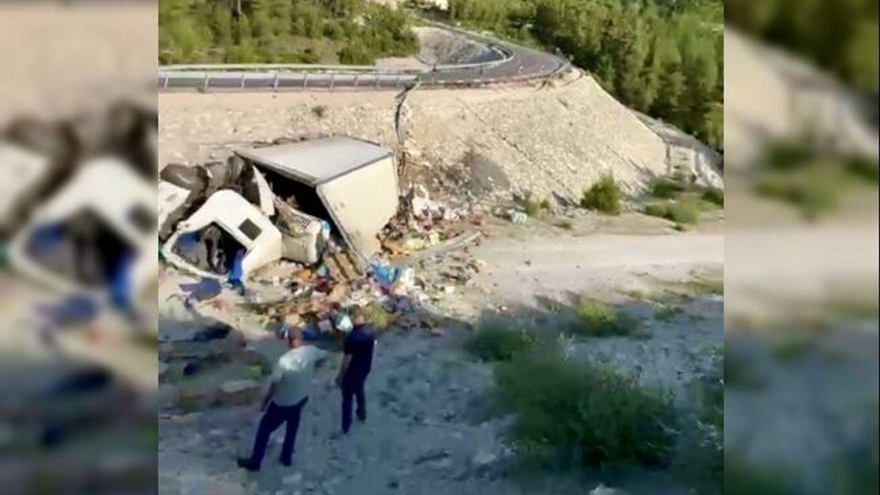 Antalya'da yoldan çıkan kamyon boş alana yuvarlandı